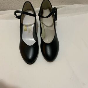 Leo’s  dance shoes- 2in heel size 5.5 N